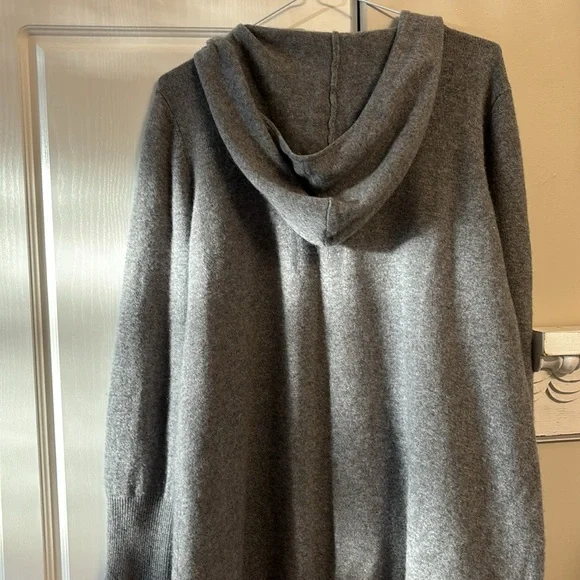 SOLD Bloomingdale’s 100% Cashmere Long Hoodie - Picture 6 of 6